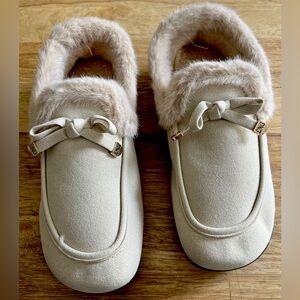 Women’s Beige Faux Fur Lined Slippers US 10 Bow Detail Cozy Rubber Sole New